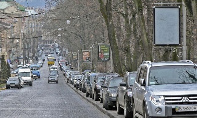 В Украине запретят парковаться на местах для электромобилей. Фото: Автоцентр