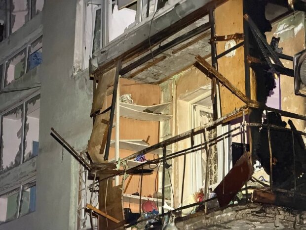 Пошкоджений фасад та балкони житлового будинку в Одесі