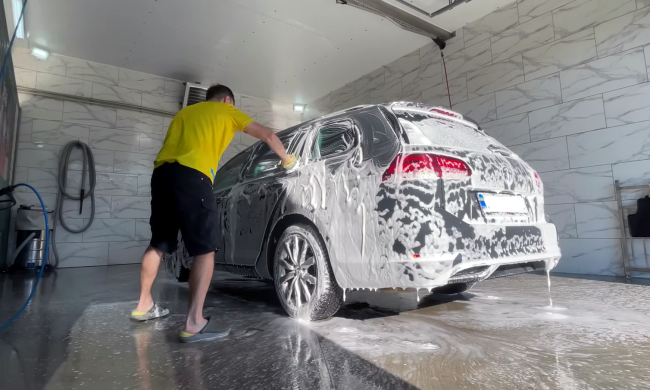 Украинским водителям запретили мыть свои авто. Фото: YouTube