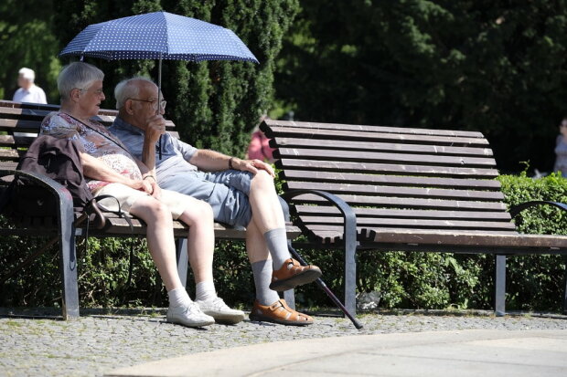 Пенсіонери на відпочинку. Фото YouTube, скріншот