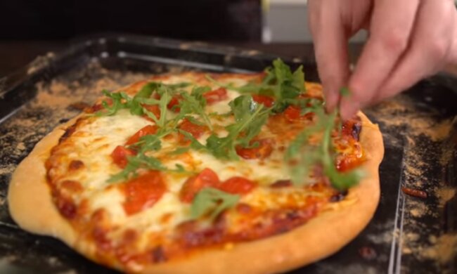 В Сети появился скандальный ролик рекламы пиццерии. Фото: скриншот YouTube-видео