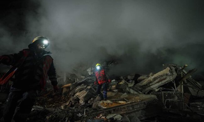 Наслідки російського обстрілу. Фото: ДСНС