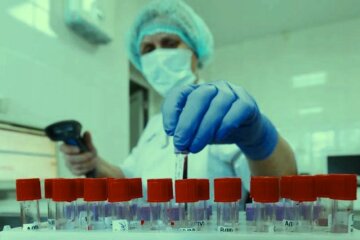 Тест на коронавирус. Фото: скриншот YouTube