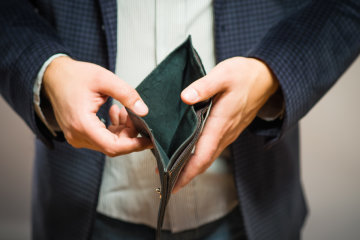 З клієнтів ПриватБанку почнуть стягувати старі борги. Фото: Скріншот YouTube