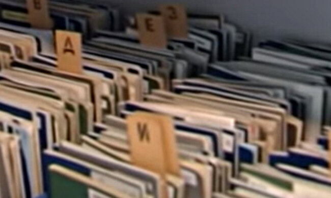 Трудова книжка. Фото: скріншот YouTube-відео.