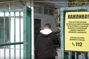 Чоловіки на кордоні. Фото: скріншот YouTube-відео