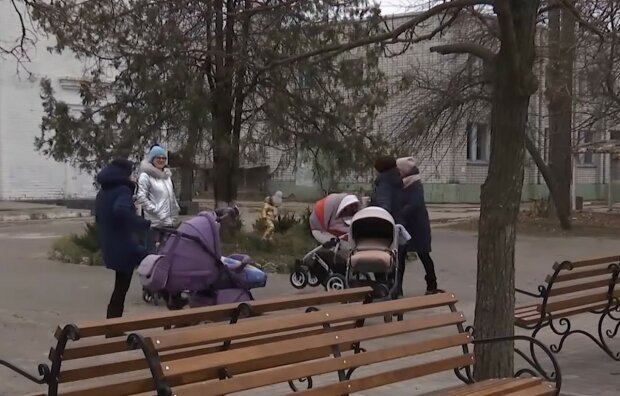 Рождаемость  в Украине. Фото: скриншот Youtube