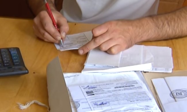 Теперь украинцы будут платить по-новому, фото: скриншот с YouTube