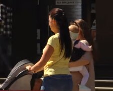 Дівчина з дитиною. Фото: скріншот YouTube-відео