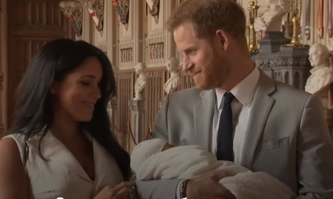 Принц Гарри и Меган Маркл с сыном. Фото - YouTube, скрин
