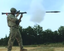 Солдат запускає ракету. Фото: скріншот YouTube-відео