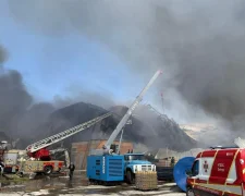 Зруйнований гуманітарний склад ООН у Дніпрі після російського обстрілу