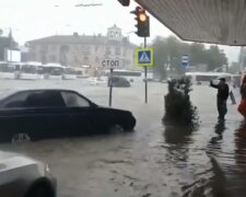 Злива. Фото: скріншот YouTube-відео