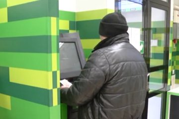 ПриватБанк предупредил о выходных. Фото: youtube