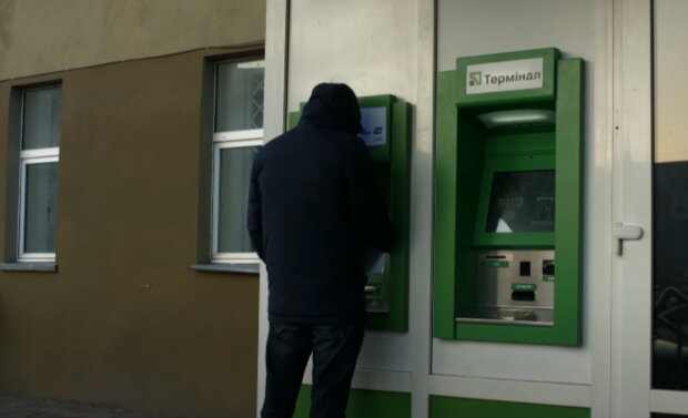 Біля банкомату Приватбанку. Фото: YouTube, скріншот