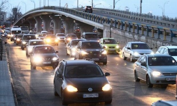 Киев сковали пробки и ДТП: дороги и мосты трещат от автомобилей