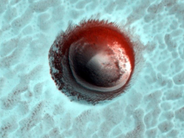 Впервые показали необычный кратер Марса: выглядит как глаз рептилии