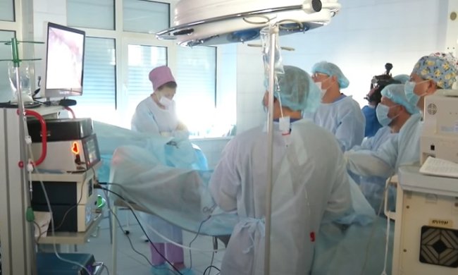 В Украине снимут карантинные ограничения на хирургические операции. Фото: скриншот YouTube