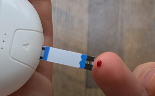 Измерение сахара в крови. Фото: скриншот YouTube-видео