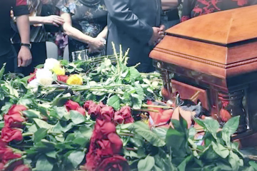 Хто може оформити допомогу на похорон у 2025 році. Фото: YouTube