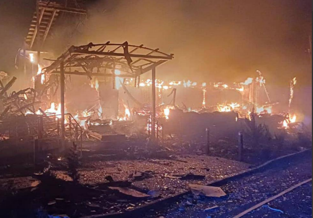 Наслідки ворожого обстрілу по Одесі. Фото: Telegram ДСНС