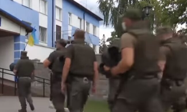В Киеве полиция оцепила район. Фото: скриншот YouTube