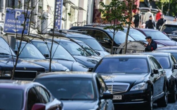 Водителям Киева придется не сладко: парковок станет меньше, подробности