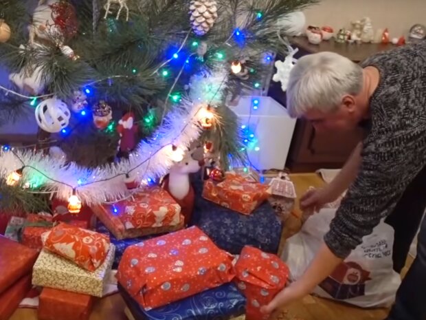 Украинцы активно готовят новогодние подарки. Фото: скриншот YouTube-видео