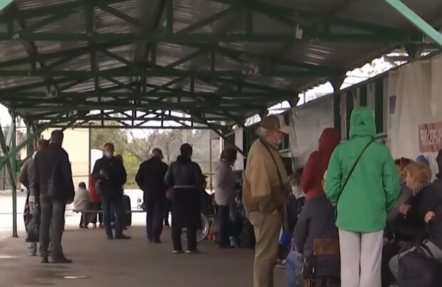 Оккупанты не оформляют граждан на пересечение КПВВ. Фото: скриншот YouTube-видео