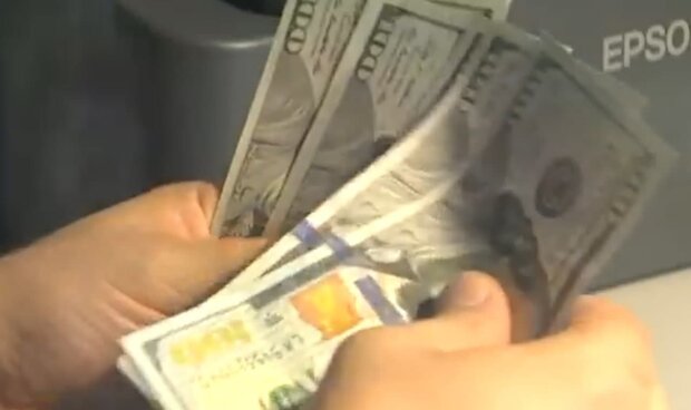 Доллары. Фото: скриншот Youtube-видео