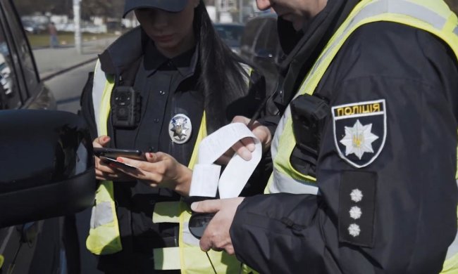 Полицейские, штраф. Фото: скрин Патрульная полиция Киева