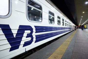 Поезд Укрзализныци едет по железнодорожным путям