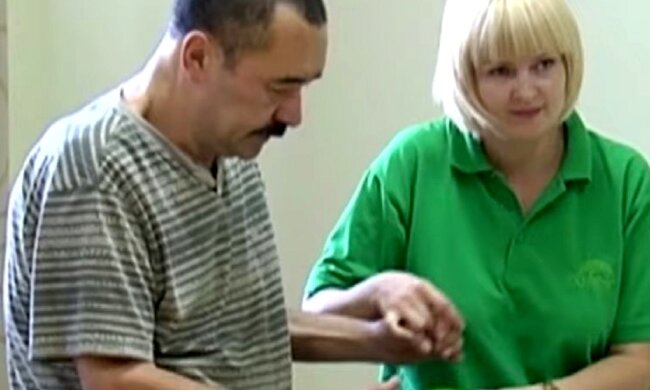 Ознаки інсульту. Фото: скріншот YouTube