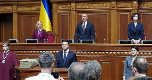 Зеленский с трибуны ВР объявил о завершении войны на Донбассе. Зал аплодировал стоя