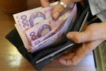 В июле зарплаты были выше. Фото: UANews