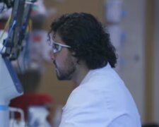 Ученые из США создали устройство для распознавания коронавируса в воздухе. Фото: скриншот YouTube