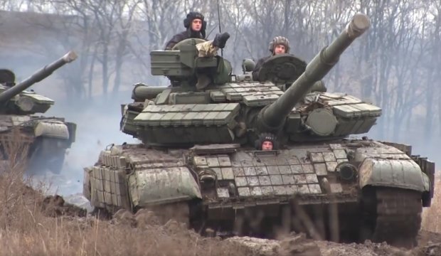 На Луганщине прошли испытания боевые машины, фото: скриншот с видео РБК-Украина