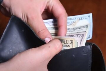 Долари. Фото: скріншот YouTube-відео