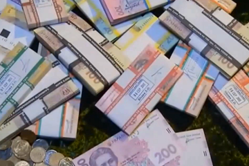Украинцы могут получить по 300 тысяч гривен. Фото: YouTube