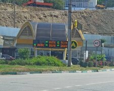 Велика черга автомобілів на автозаправній станції в окупованому Криму через обмеження продажу бензину