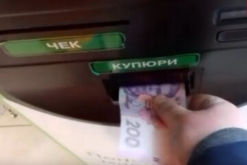 Мужчина "обманывал" терминалы. Фото: youtube