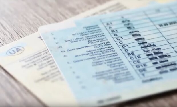 Водительское удостоверение. Фото: скриншот YouTube-видео