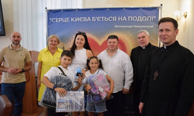 У Подільському районі передали шкільне приладдя дітям родин загиблих Захисників України