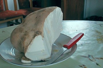 Вот это удача! Украинка нашла гриб-гигант, который весит почти 20 кг. Фото