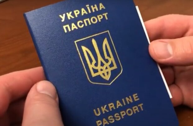 Украинский паспорт. Фото: скриншот YouTube