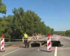 В Украине снова обвалился мост. Фото: скрин youtube