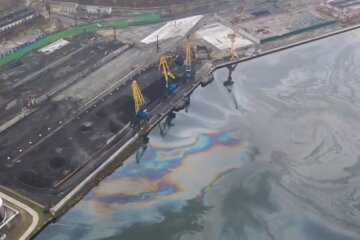 Разлив нефтепродуктов. Фото: Youtube