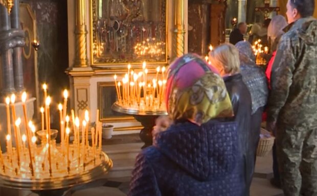 Люди моляться у церкві. Фото: скріншот YouTube-відео