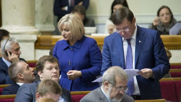 СМИ: Луценко начал пить, бросает политику и продает имущество