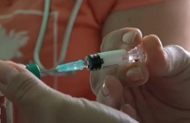 Массовая вакцинация в Украине. Фото: YouTube, скрин